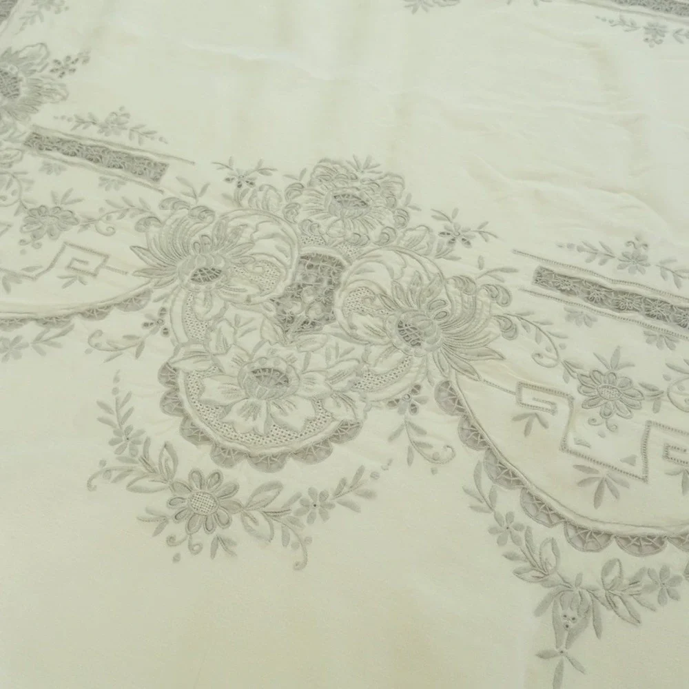 Vintage Madiera Embroidered Tablecloth Large Cutwork Lace Cream Floral 98 x 62